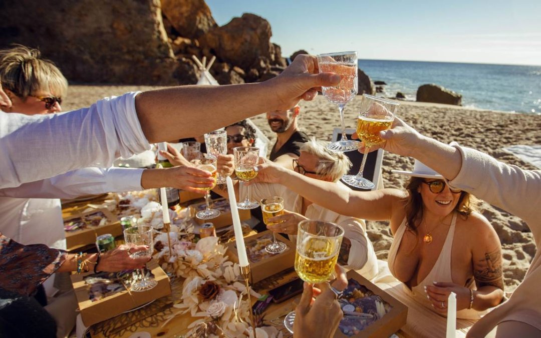 How to Keep Food Warm for a Picnic: 15 Practical Tips