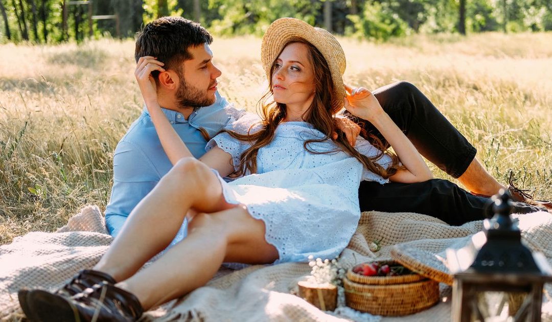 What to Bring on a Picnic Date