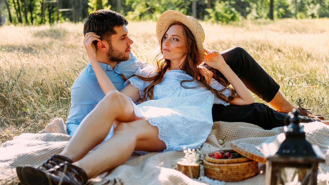 What to Bring on a Picnic Date