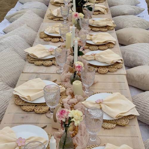 beige cloth napkins picnic table