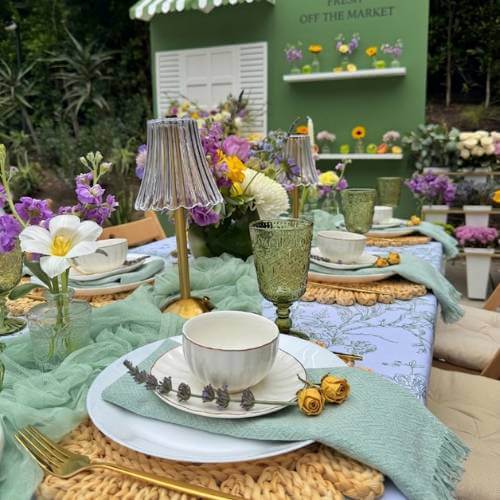 green cloth napkins picnic setting