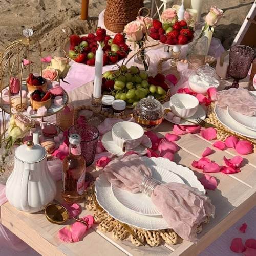 pink cloth napkins picnic table
