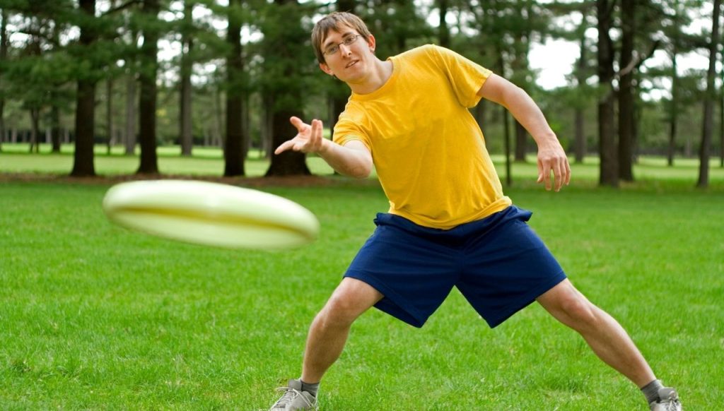 play frisbee in park