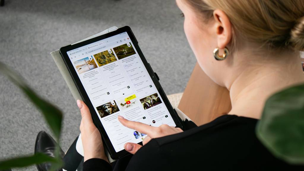 managing social media business