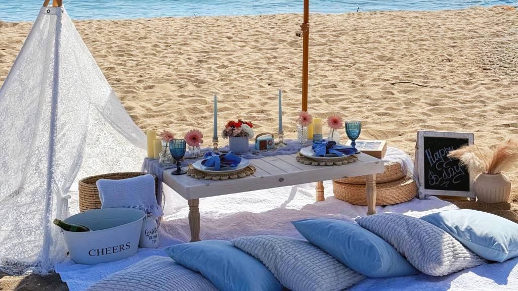 beach luxury picnic setup