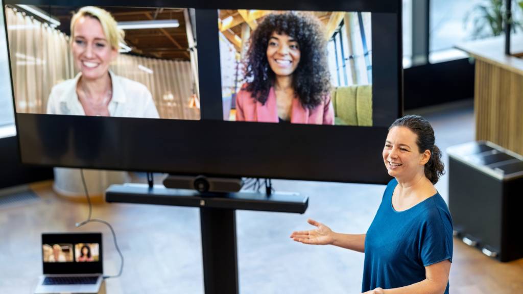 presenter interacting with virtual attendees on screen