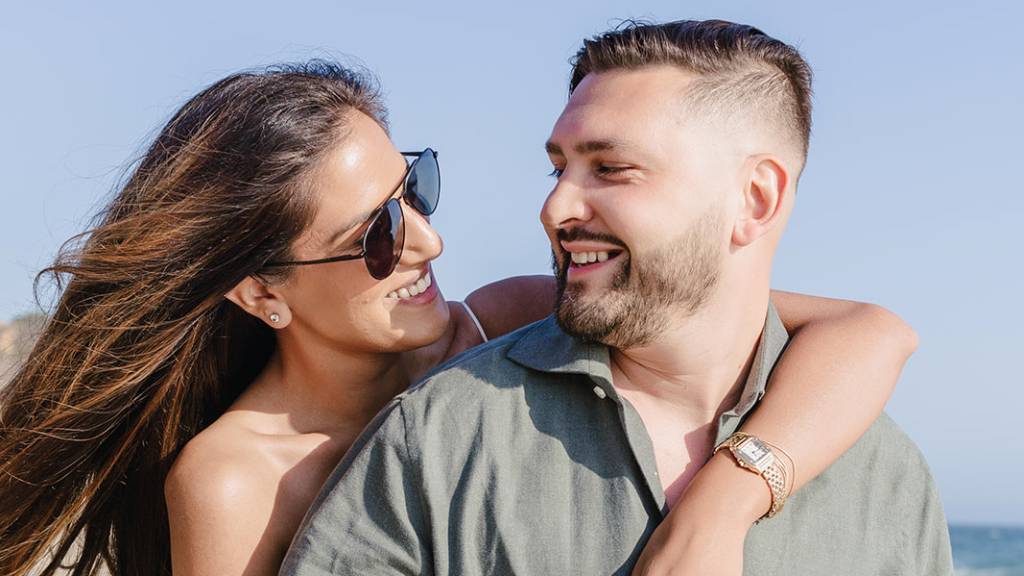 medium shot couple picnic photoshoot portrait