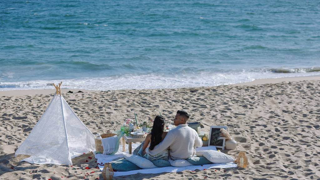 romantic beach picnic ideas